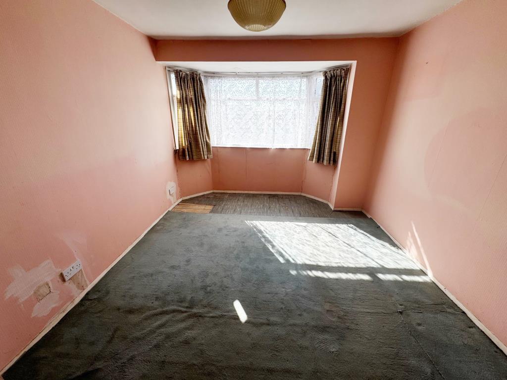 Lot: 12 - THREE-BEDROOM HOUSE FOR IMPROVEMENT WITH GARAGE EN-BLOC - Bedroom 1